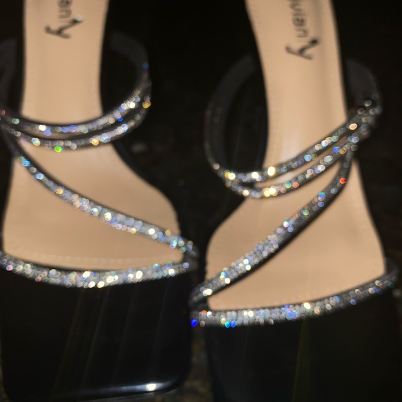 Black dazzled short strapped heels 🖤 - Picture 3 of 4